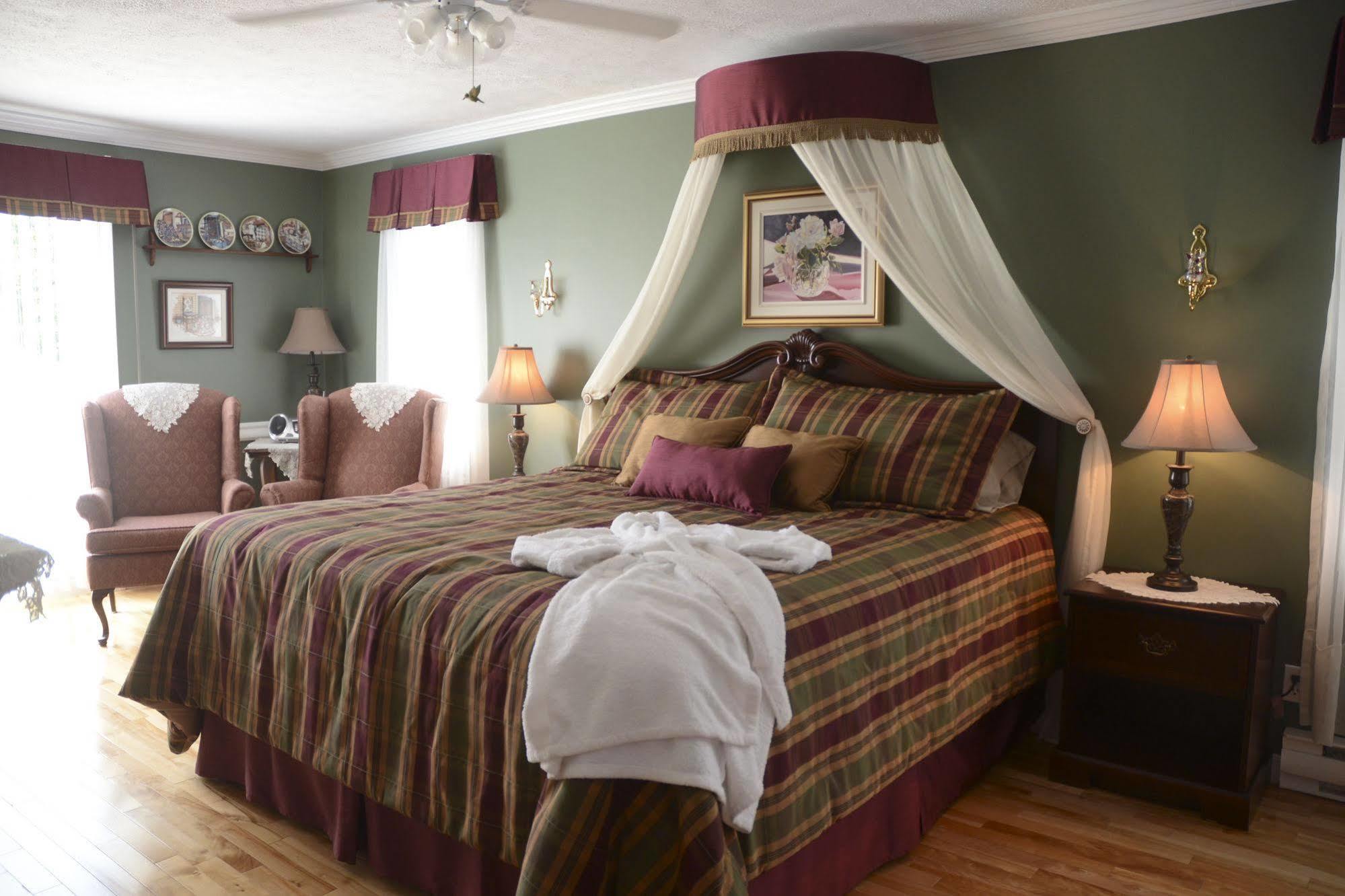 Cote'S Bed & Breakfast Гранд Фолс Екстериор снимка